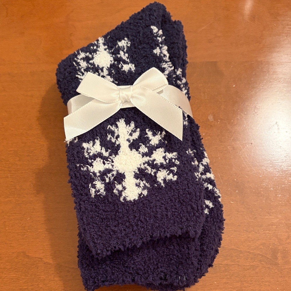 2/$7 if you bundle w/ another pair of butter socks. NWT navy snowflake socks